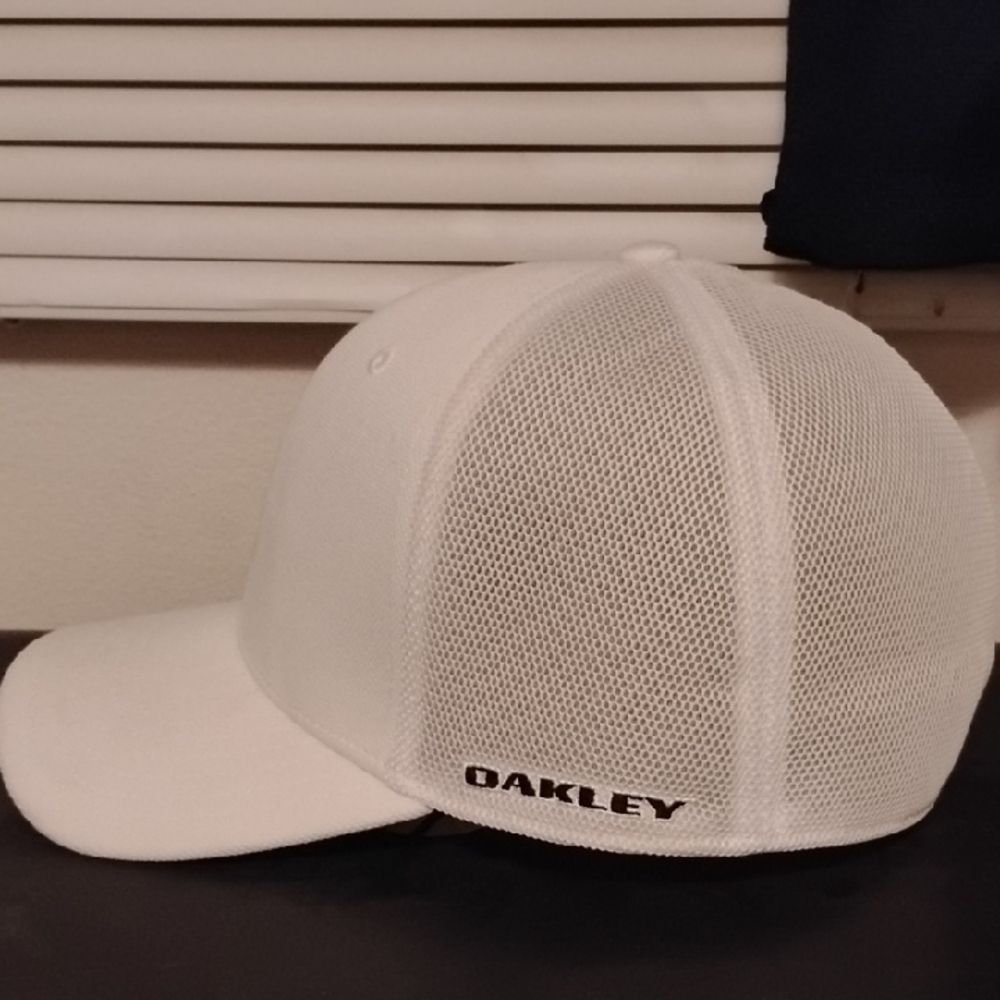 Oakley White Mesh Baseball Cap - L/XL